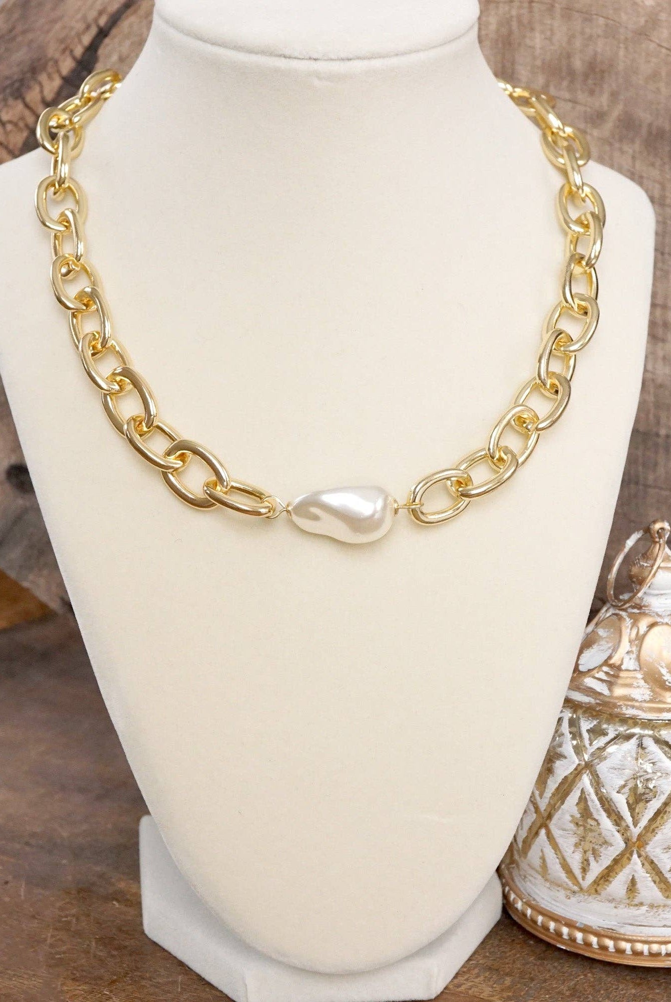 Chunky Chain Necklace With a Large Pearl in Gold tone-Necklaces-PennyLine inc-Stuffology - Where Vintage Meets Modern, A Boutique for Real Women in Crosbyton, TX