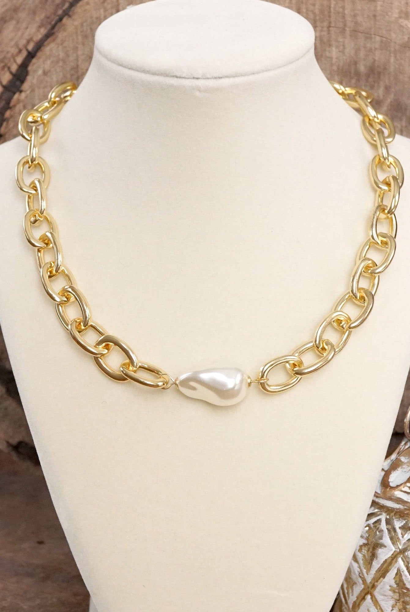 Chunky Chain Necklace With a Large Pearl in Gold tone-Necklaces-PennyLine inc-Stuffology - Where Vintage Meets Modern, A Boutique for Real Women in Crosbyton, TX