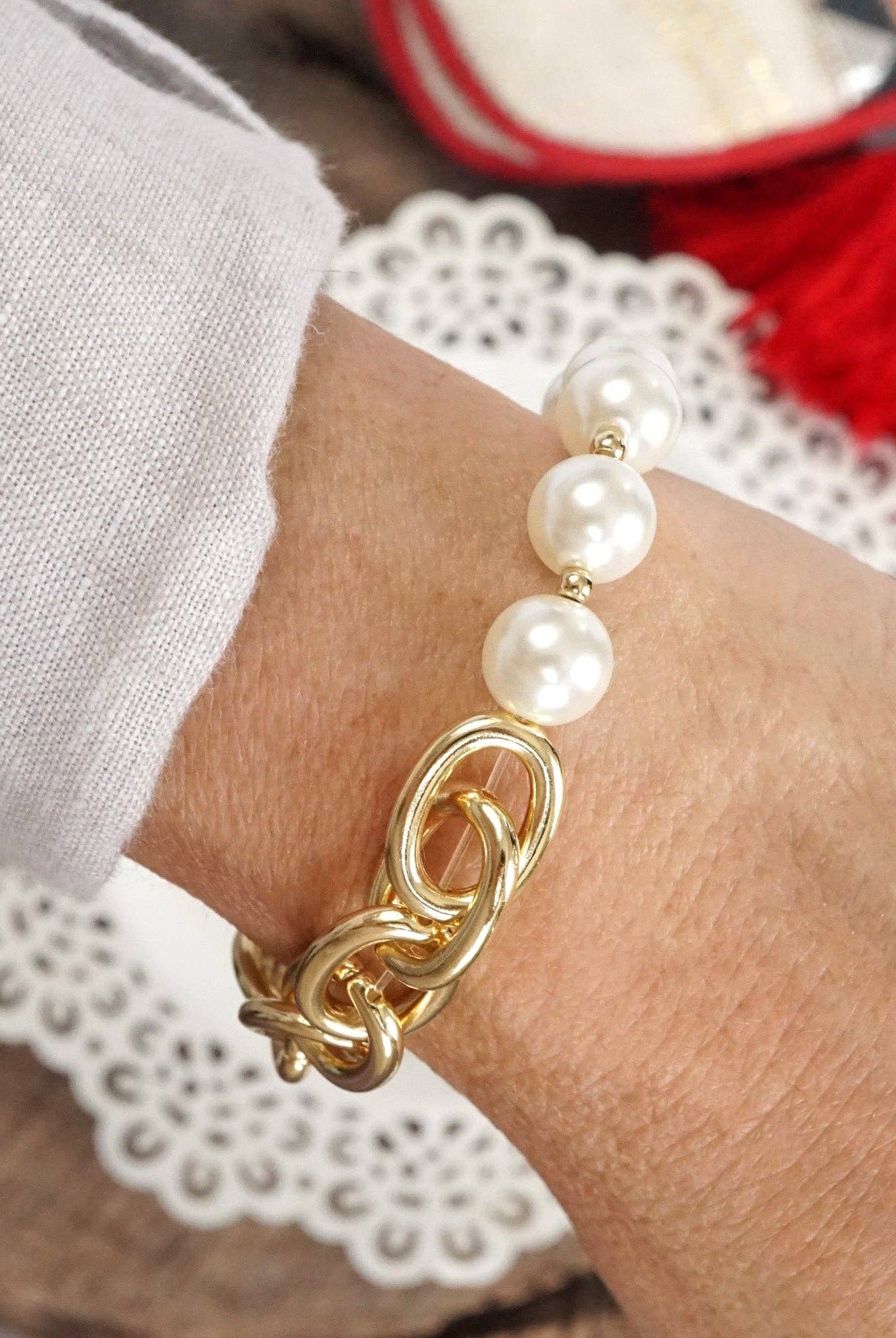 Golden Chain and large pearls beads bracelet-Bracelets-PennyLine inc-Stuffology - Where Vintage Meets Modern, A Boutique for Real Women in Crosbyton, TX