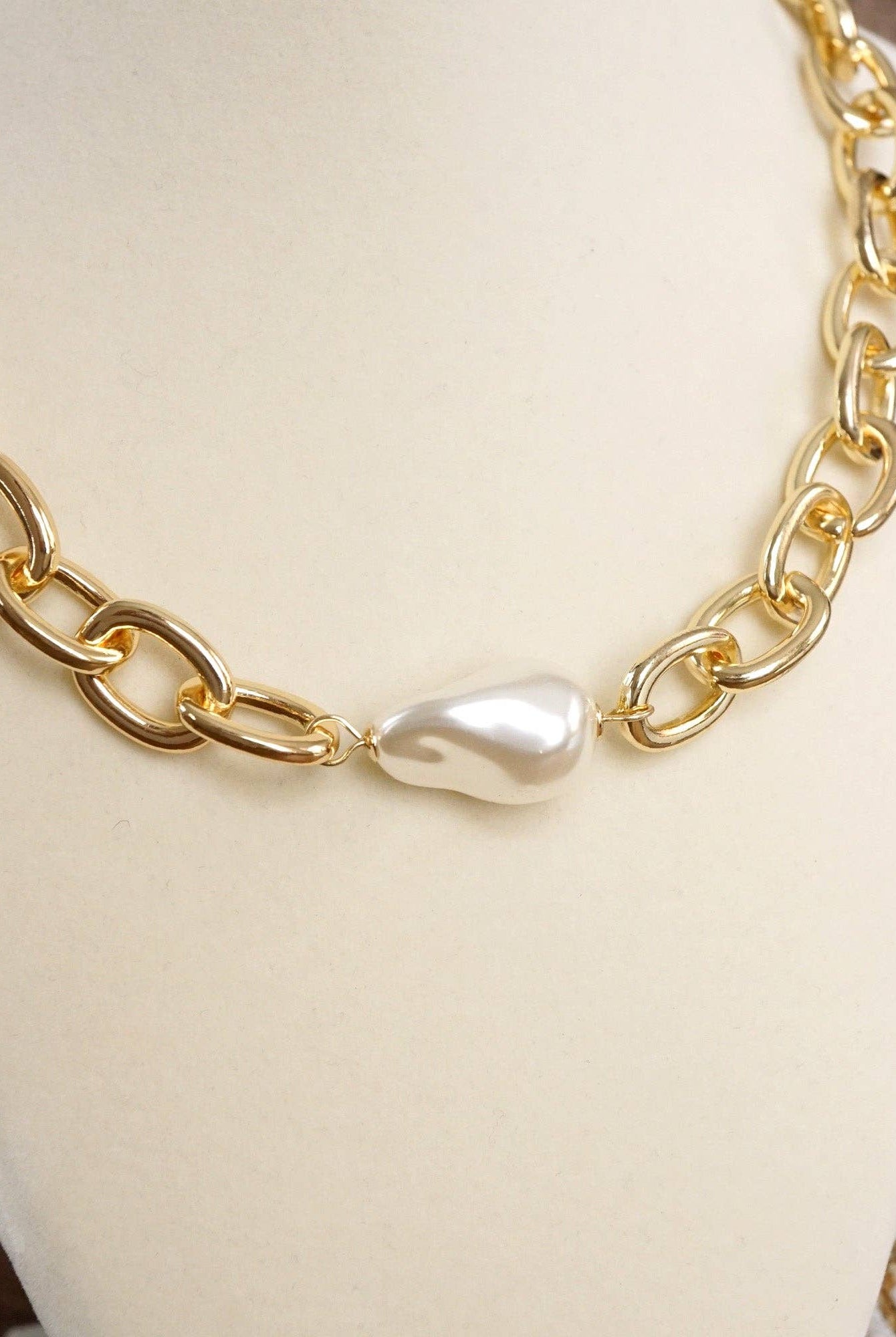 Chunky Chain Necklace With a Large Pearl in Gold tone-Necklaces-PennyLine inc-Stuffology - Where Vintage Meets Modern, A Boutique for Real Women in Crosbyton, TX