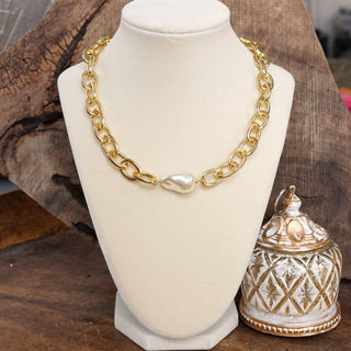 Chunky Chain Necklace With a Large Pearl in Gold tone-Necklaces-PennyLine inc-Stuffology - Where Vintage Meets Modern, A Boutique for Real Women in Crosbyton, TX