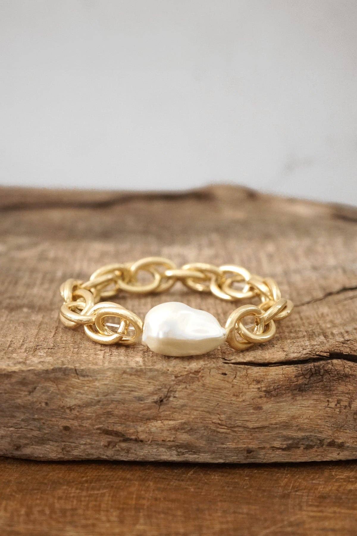 Chunky Chain with a large pearl Bracelet in Worn Gold-Bracelets-PennyLine inc-Stuffology - Where Vintage Meets Modern, A Boutique for Real Women in Crosbyton, TX