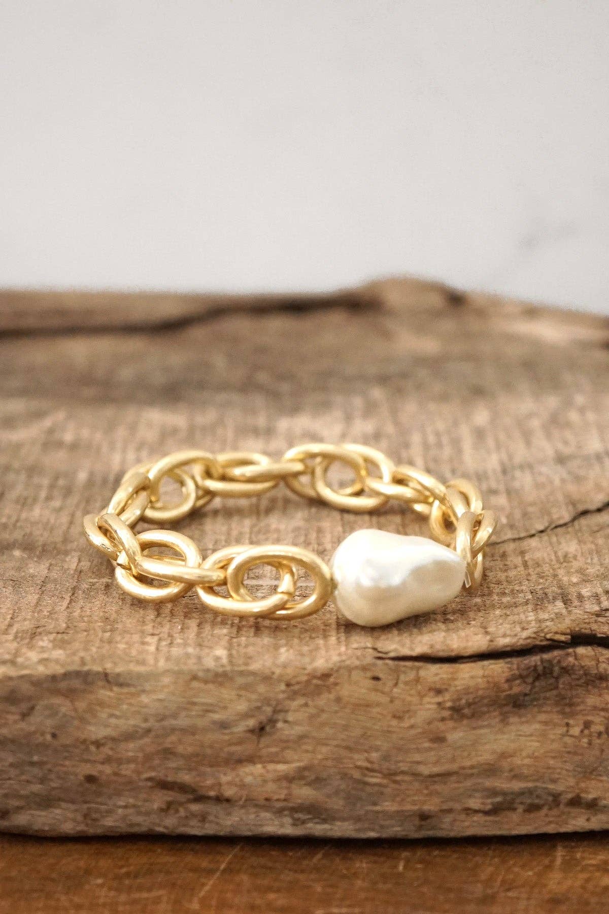 Chunky Chain with a large pearl Bracelet in Worn Gold-Bracelets-PennyLine inc-Stuffology - Where Vintage Meets Modern, A Boutique for Real Women in Crosbyton, TX