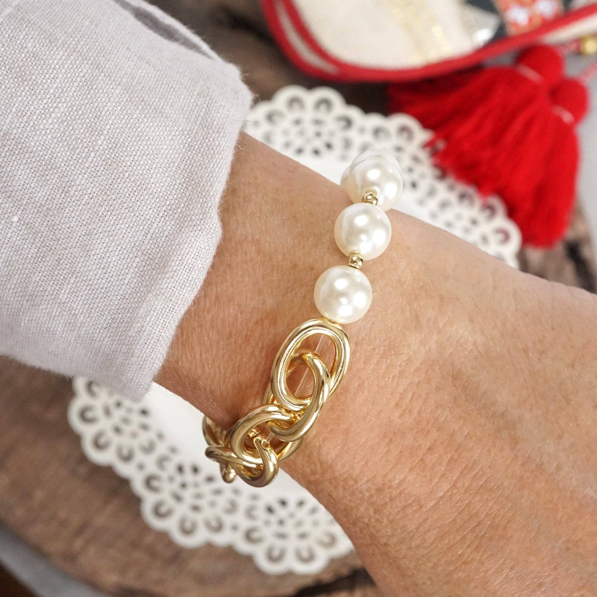 Golden Chain and large pearls beads bracelet-Bracelets-PennyLine inc-Stuffology - Where Vintage Meets Modern, A Boutique for Real Women in Crosbyton, TX