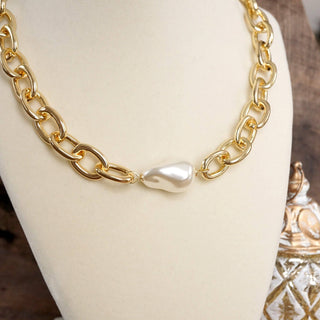 Chunky Chain Necklace With a Large Pearl in Gold tone-Necklaces-PennyLine inc-Stuffology - Where Vintage Meets Modern, A Boutique for Real Women in Crosbyton, TX