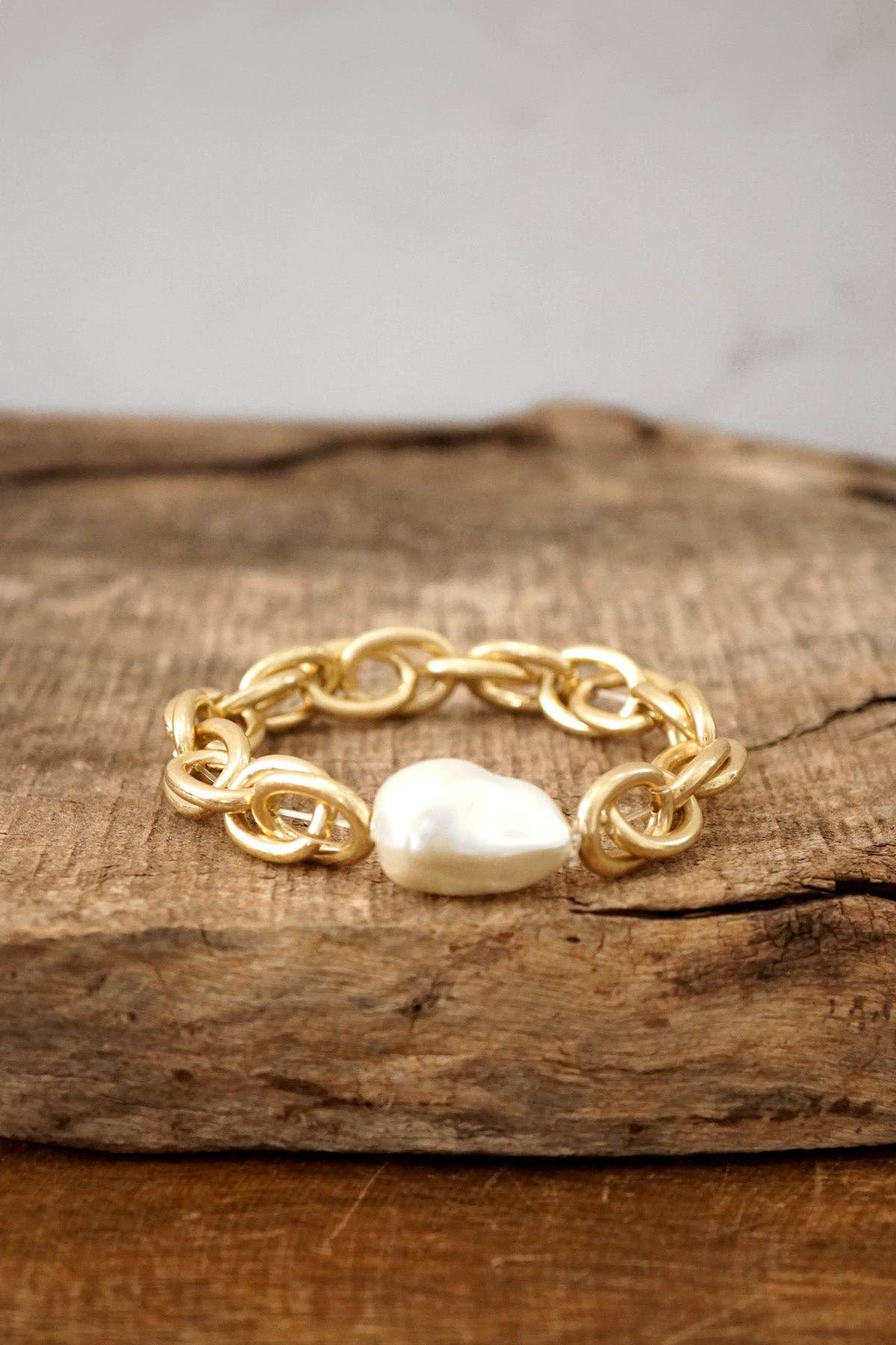 Chunky Chain with a large pearl Bracelet in Worn Gold-Bracelets-PennyLine inc-Stuffology - Where Vintage Meets Modern, A Boutique for Real Women in Crosbyton, TX